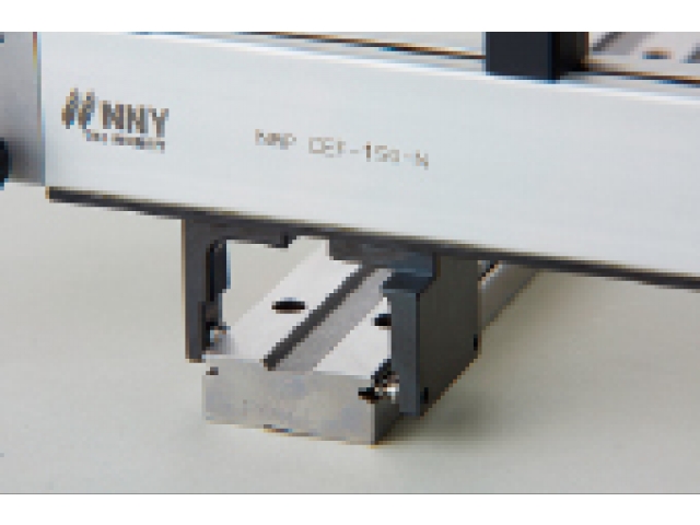 測量直線兩端 V 形槽的跨度。